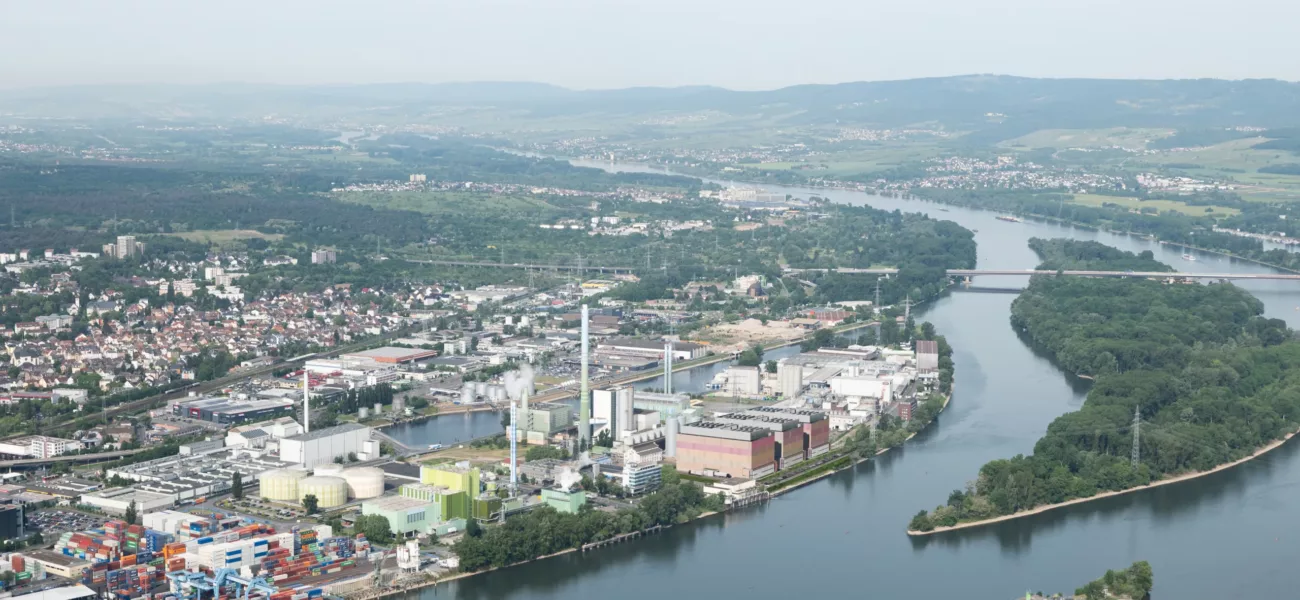 The FRA1-Mainz data center site by the river Rhine.