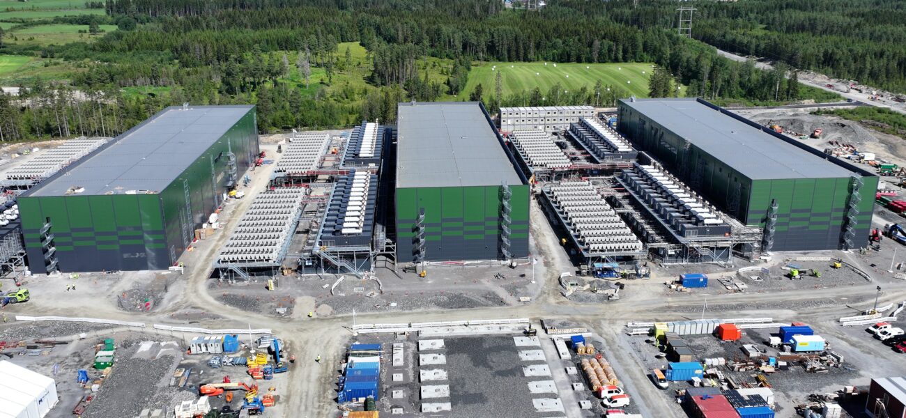The photo illustrates OSL-Hamar with its current three buildings.